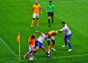 爱游戏娱乐-足球对决场面激烈，胜者赢得掌声