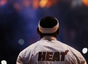 爱游戏tv-跨越时空的赛场主宰，从吉林加时鏖战到字母哥总决赛封神