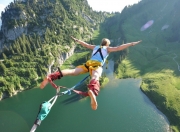 爱游戏体育-F1新赛季揭幕战之夜，卡马文加完成里程碑，当极速赛道与绿茵荣耀在凌晨交汇