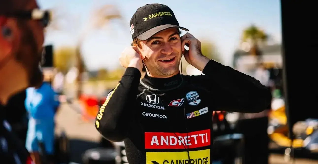 梅赛德斯险胜迈凯伦，周冠宇点燃赛场