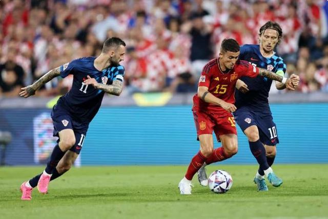 英格兰完胜克罗地亚，加维点燃赛场