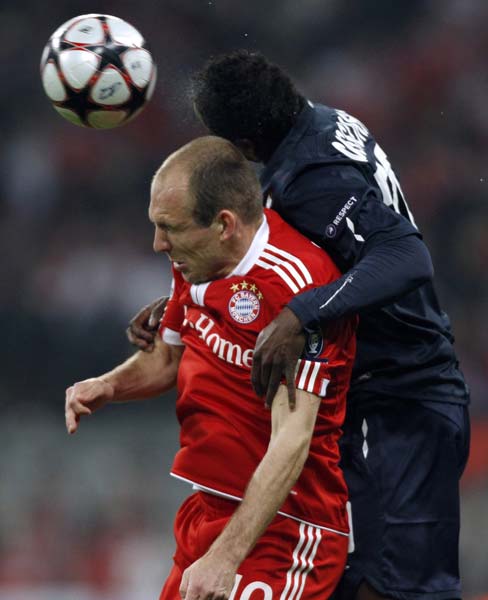 荷兰爆冷里昂，罗本送出助攻