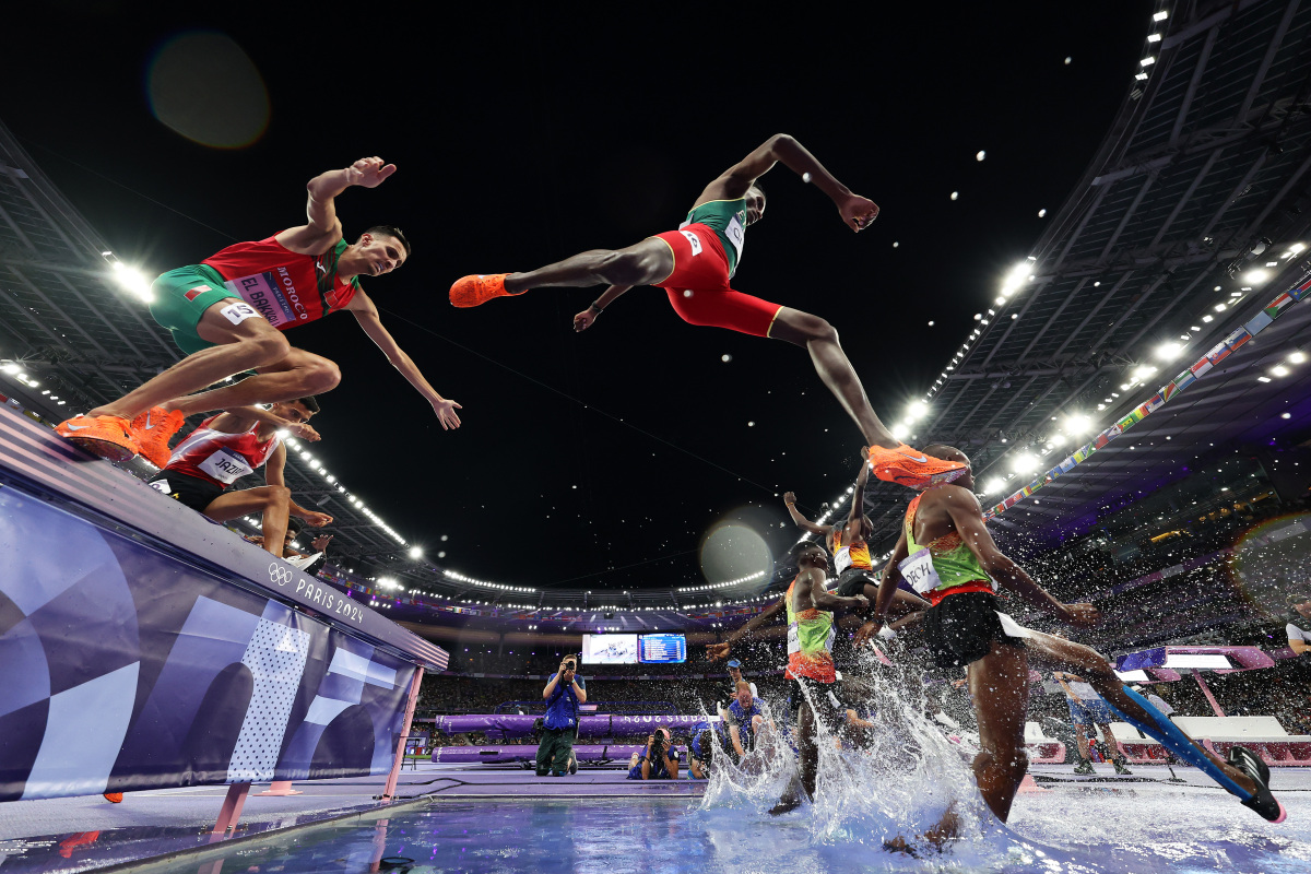 比赛时刻紧张刺激，粉丝尽情呐喊