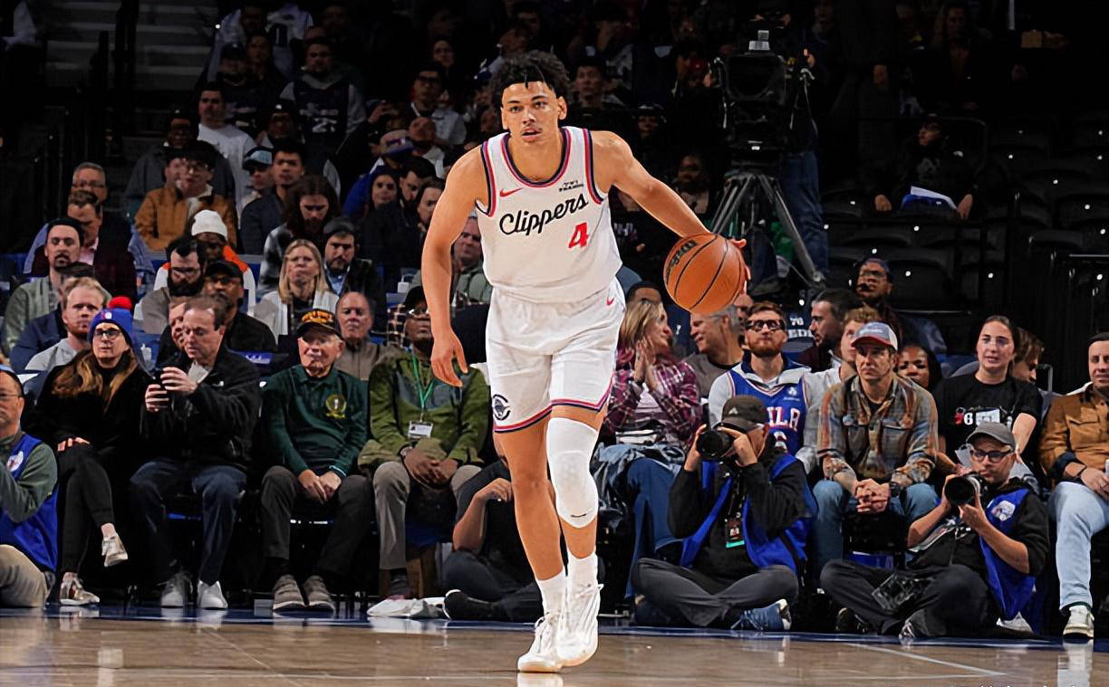 篮球比赛中一名新秀球员展现出惊人的表现