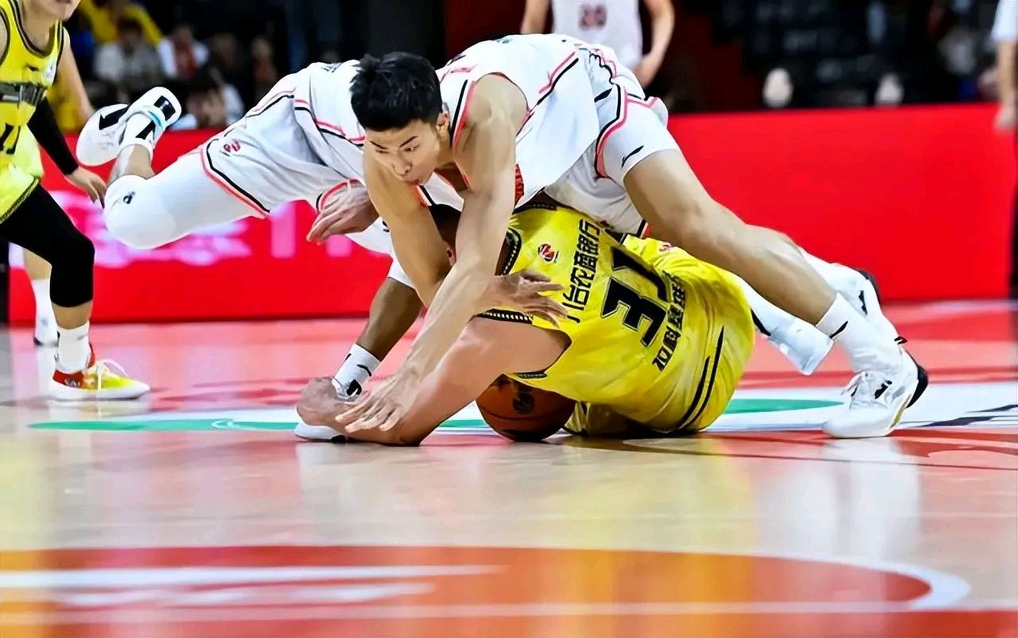 激烈比赛即将展开，双方备战充分