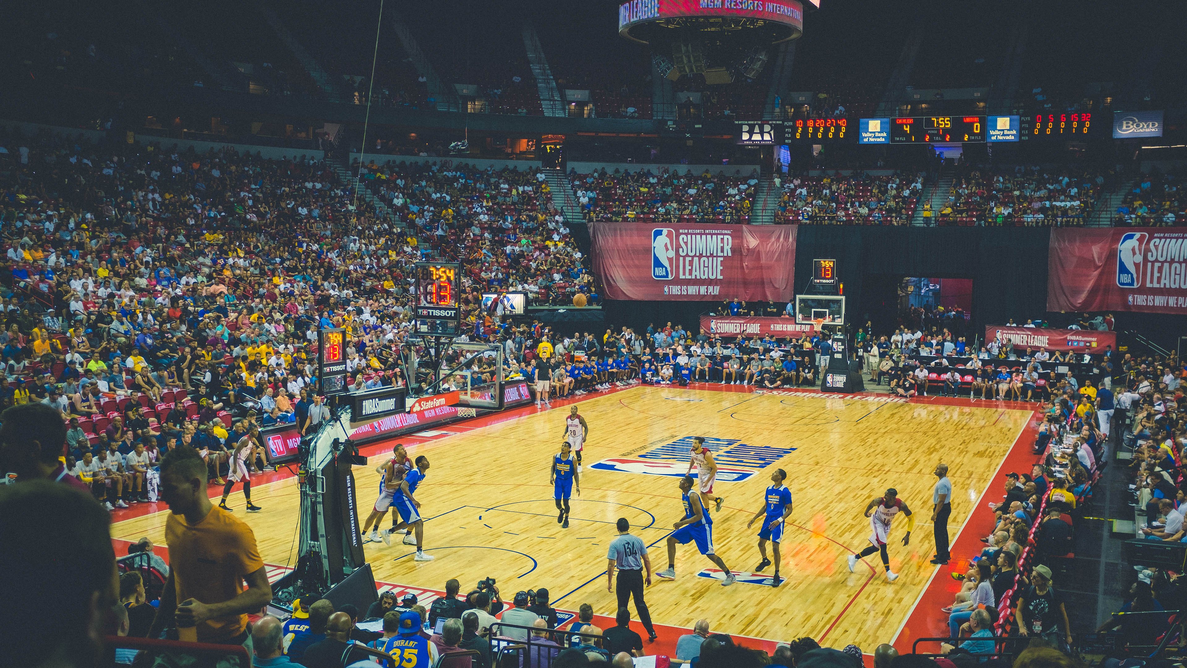 东方铁骑鏖战迈阿密，库里神射定乾坤—一场跨越篮球文化的对话